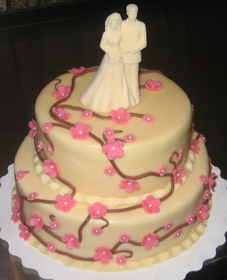Двухъярусный Свадебный торт с веткой Сакуры с шоколадной фигуркой жениха и невесты